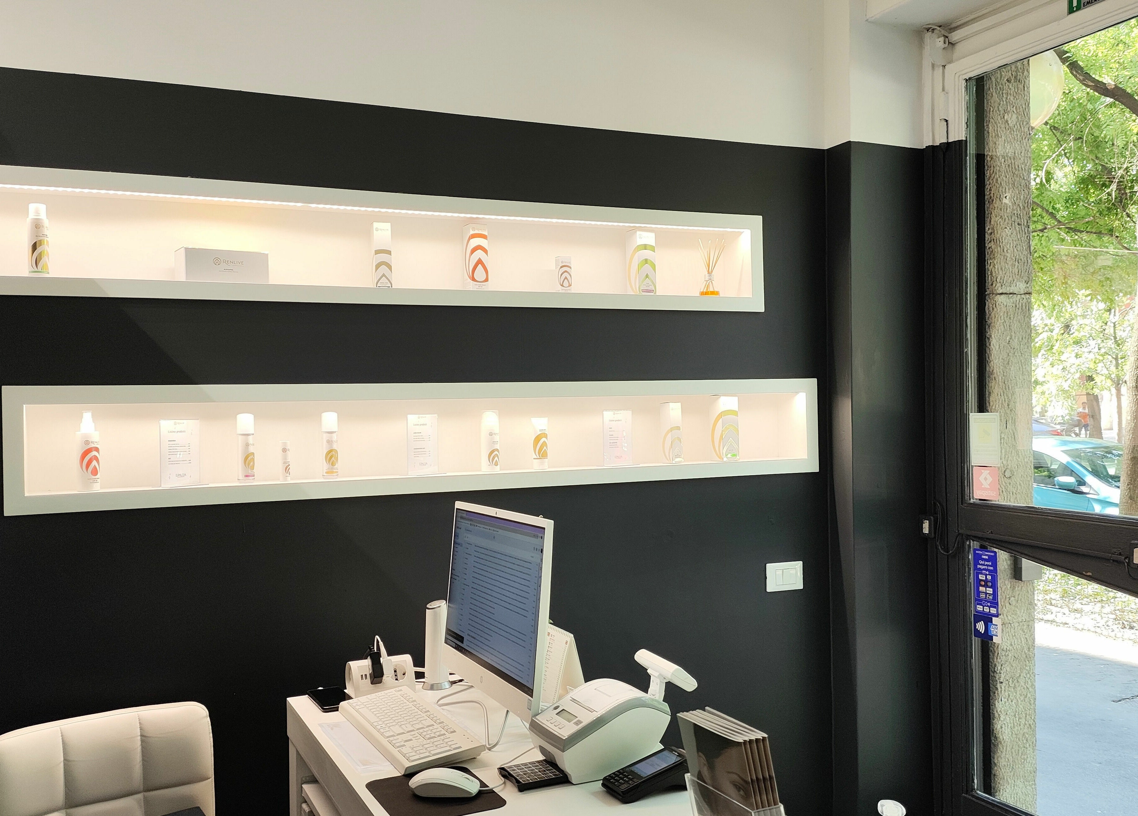 Interno di Epilea Milano, con prodotti esposti su mensole bianche a Milano, Lombardia, IT.