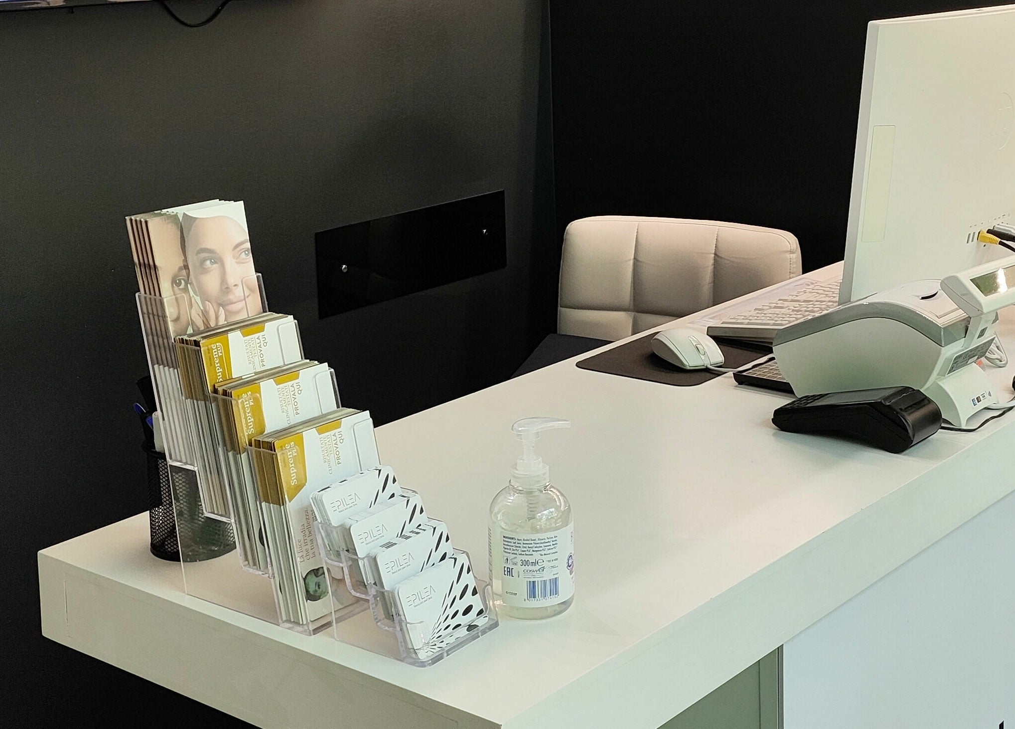 Reception di Epilea Milano, elegante con brochure e igienizzante, situata a Milano, Lombardia, IT.