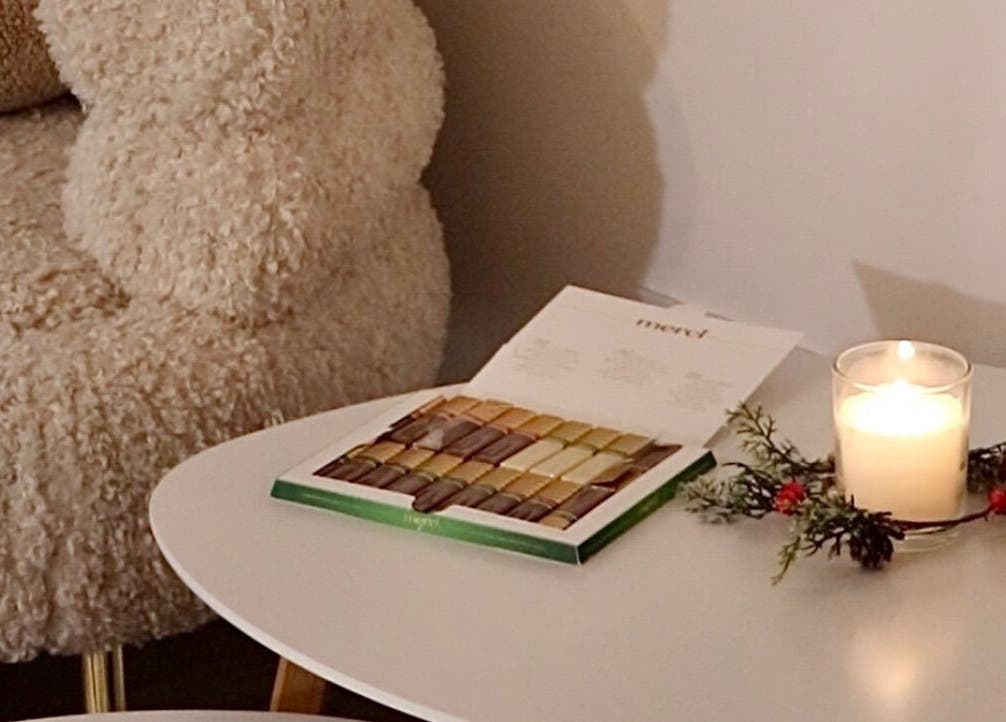 Udoban kutak u Rituals Nails, Beograd, RS s plišanom stolicom i svijećom na stolu.