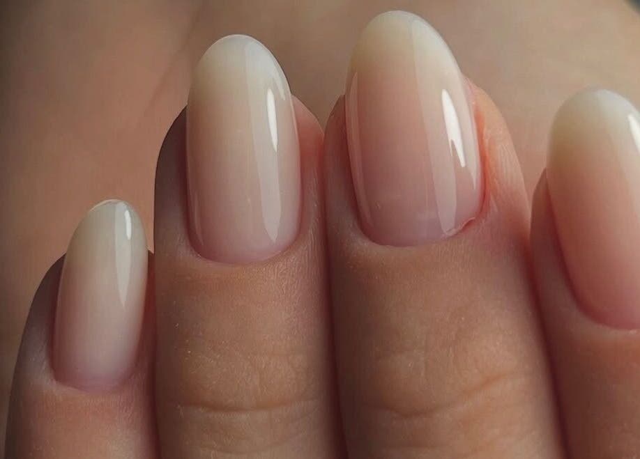 Glatke, elegantne nokte s gel manikurom u Rituals Nails, Beograd, RS.