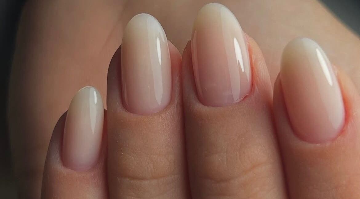 Glatke, elegantne nokte s gel manikurom u Rituals Nails, Beograd, RS.