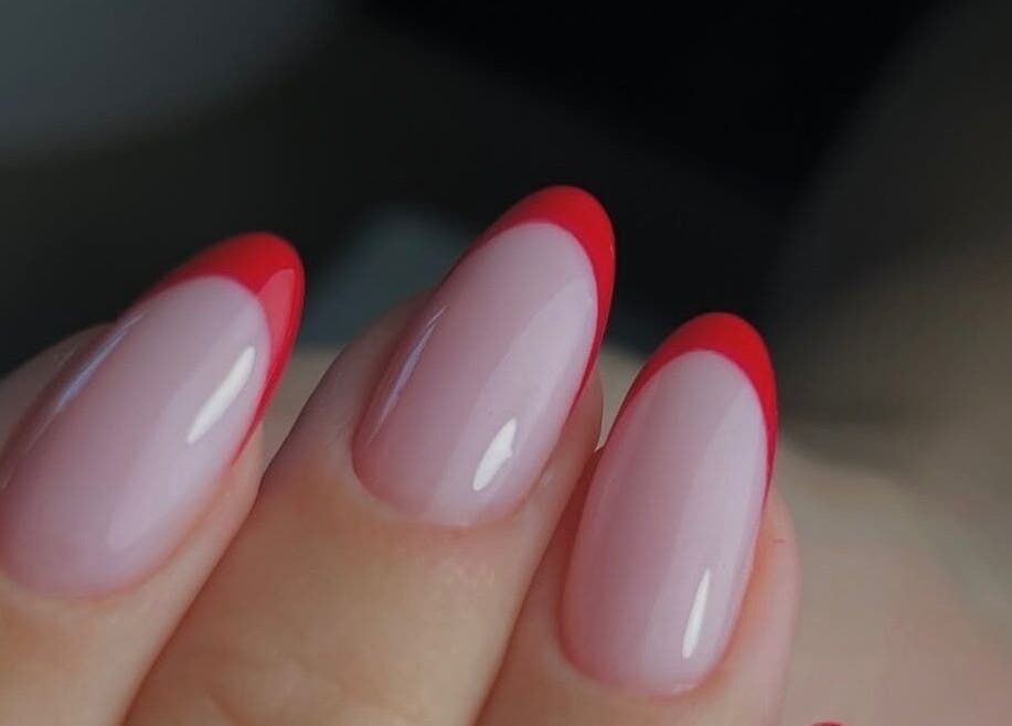 Elegantni crveni francuski nokti iz Rituals Nails u Beogradu, RS.