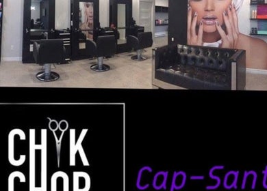 Intérieur moderne de Salon ChikChop à Cap-santé, Québec, CA avec fauteuils et décoration élégante.