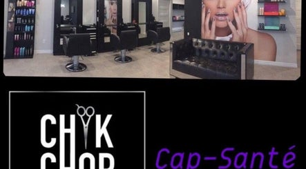 Intérieur moderne de Salon ChikChop à Cap-santé, Québec, CA avec fauteuils et décoration élégante.