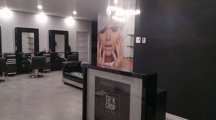 Intérieur moderne du Salon Chik Chop à Cap-santé, Québec, CA avec décoration chic.