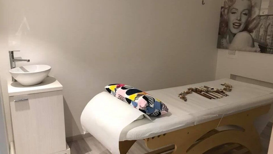 Sala massaggi elegante di Elite a Soave, Veneto, IT, con letto e lavabo moderno.