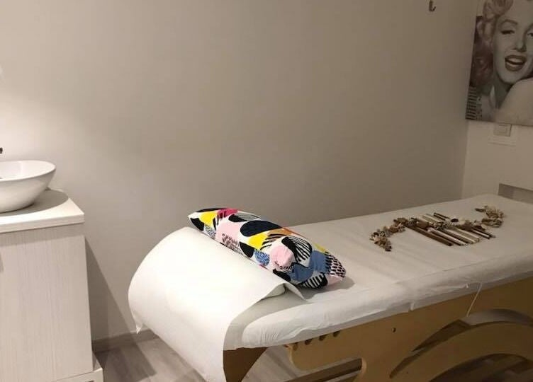 Sala massaggi elegante di Elite a Soave, Veneto, IT, con letto e lavabo moderno.