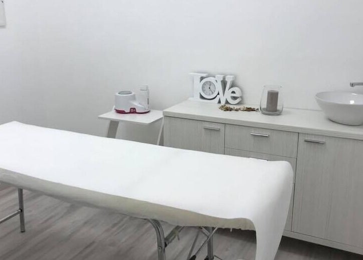 Sala trattamento presso Elite, soave, Veneto, IT, con lettino e arredo minimalista.