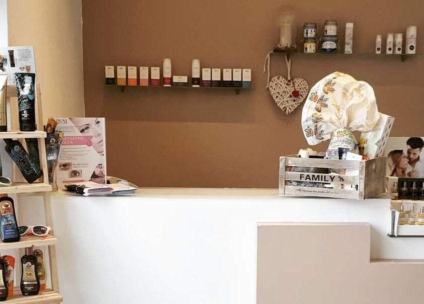 Reception accogliente presso il centro Elite, Soave, Veneto, IT, con prodotti benessere esposti.