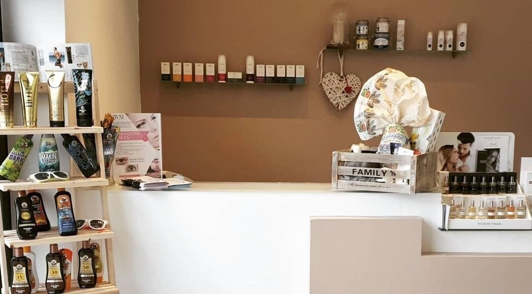 Reception accogliente presso il centro Elite, Soave, Veneto, IT, con prodotti benessere esposti.