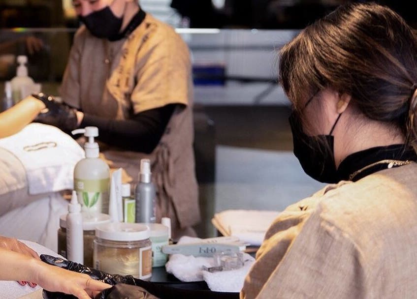 جلسة عناية بالأظافر في Eraa Nails | إيراء نيلز الطائف، العنوان: الطائف، منطقة مكة المكرمة، السعودية.