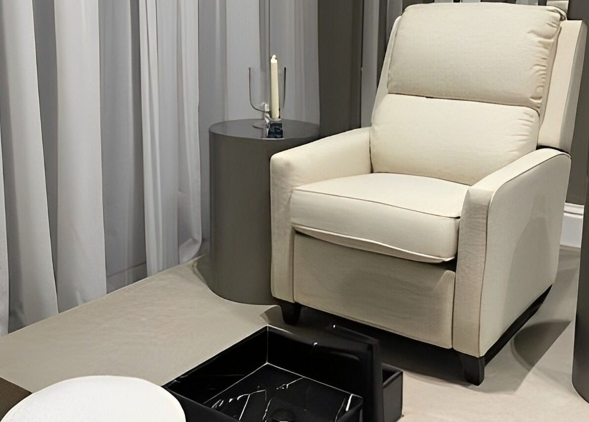 كرسي استرخاء فاخر في Eraa Nails | إيراء نيلز تبوك، يتميز بالراحة في تبوك، منطقة تبوك، السعودية.