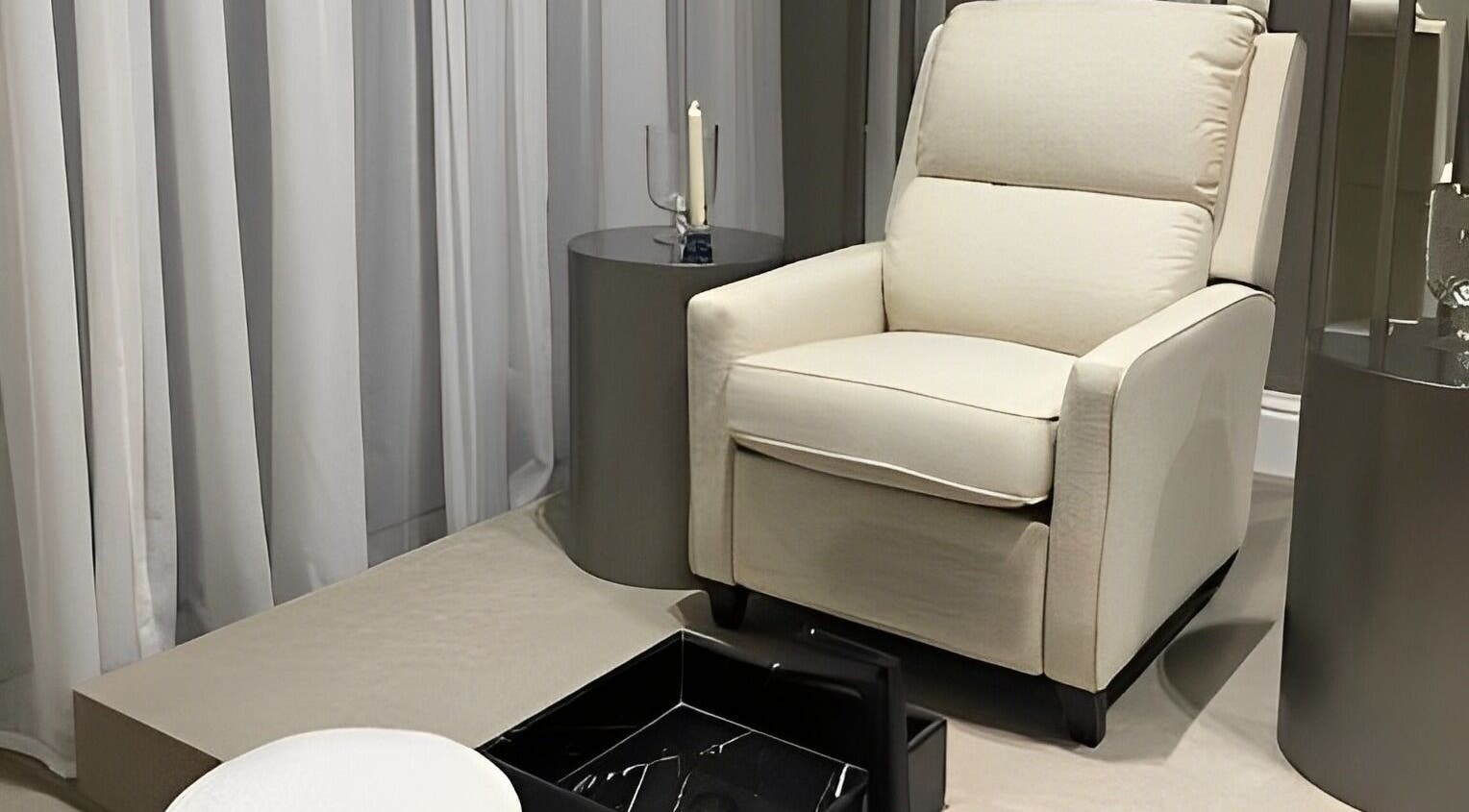 كرسي استرخاء فاخر في Eraa Nails | إيراء نيلز تبوك، يتميز بالراحة في تبوك، منطقة تبوك، السعودية.