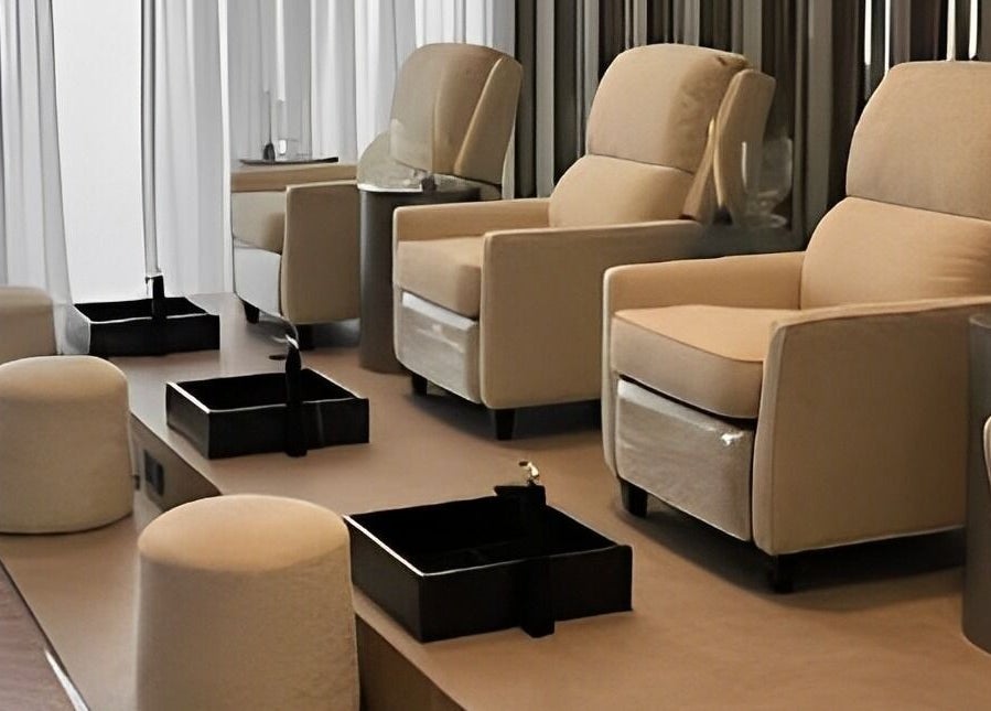 مقاعد مريحة في Eraa Nails | إيراء نيلز تبوك، لتجربة تدليل رائعة، تبوك، منطقة تبوك، المملكة العربية السعودية.