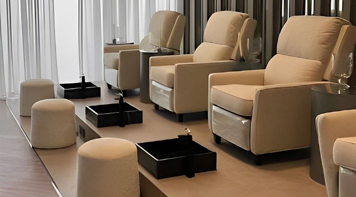 مقاعد مريحة في Eraa Nails | إيراء نيلز تبوك، لتجربة تدليل رائعة، تبوك، منطقة تبوك، المملكة العربية السعودية.