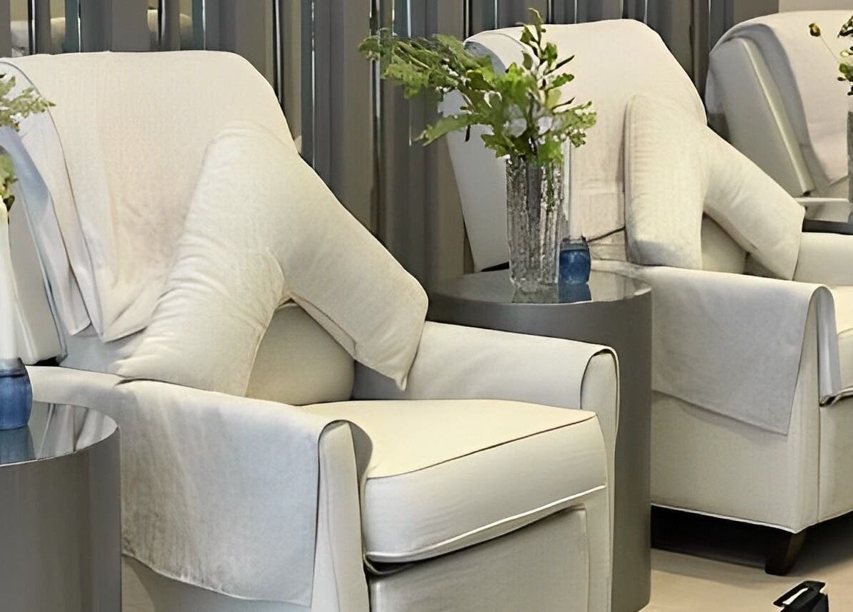 مقاعد مريحة وفاخرة في Eraa Nails | إيراء نيلز تبوك، تبوك، المملكة العربية السعودية.