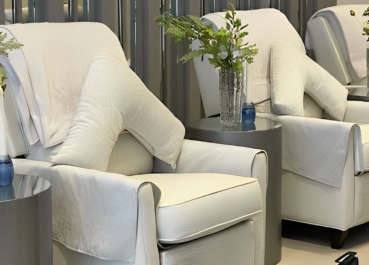 مقاعد مريحة وفاخرة في Eraa Nails | إيراء نيلز تبوك، تبوك، المملكة العربية السعودية.