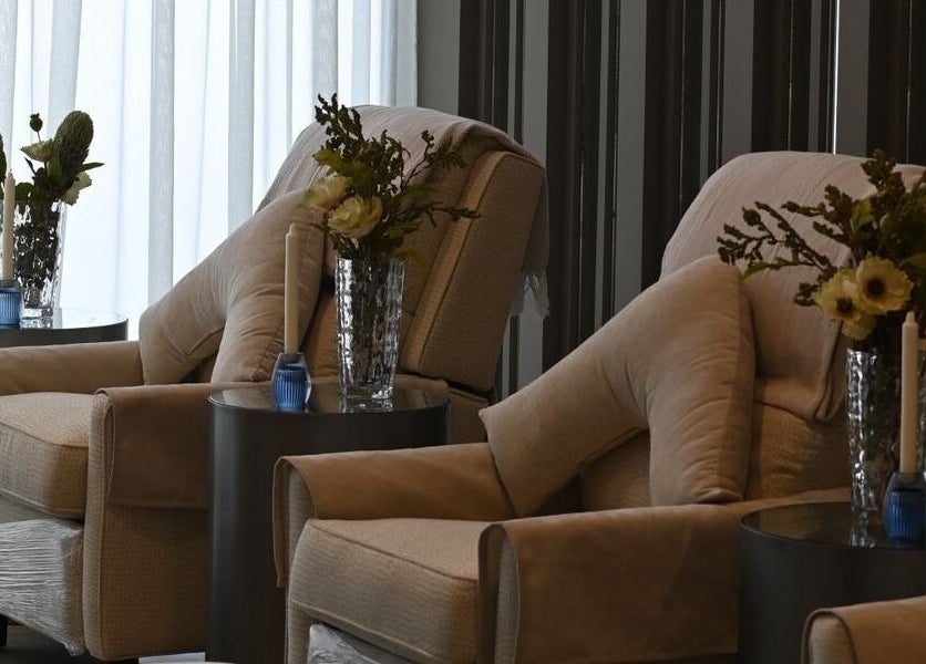 صالة هادئة في Eraa Nails | إيراء نيلز تبوك، مع كراسي مريحة وزهور في تبوك، منطقة تبوك، السعودية.