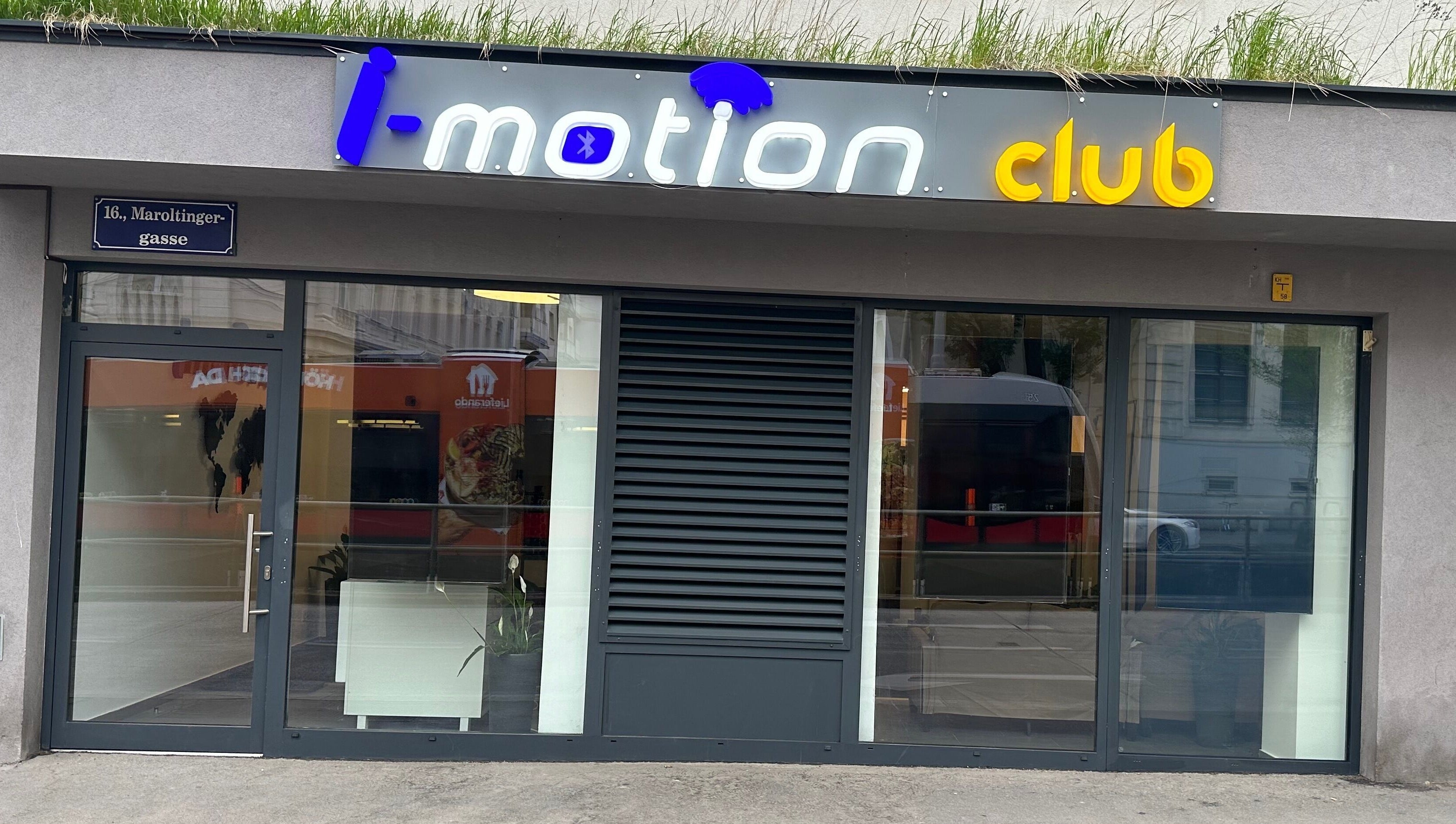 Moderner Eingang von Pro Icon EMS (I-Motion Club) in Wien, Wien, AT.
