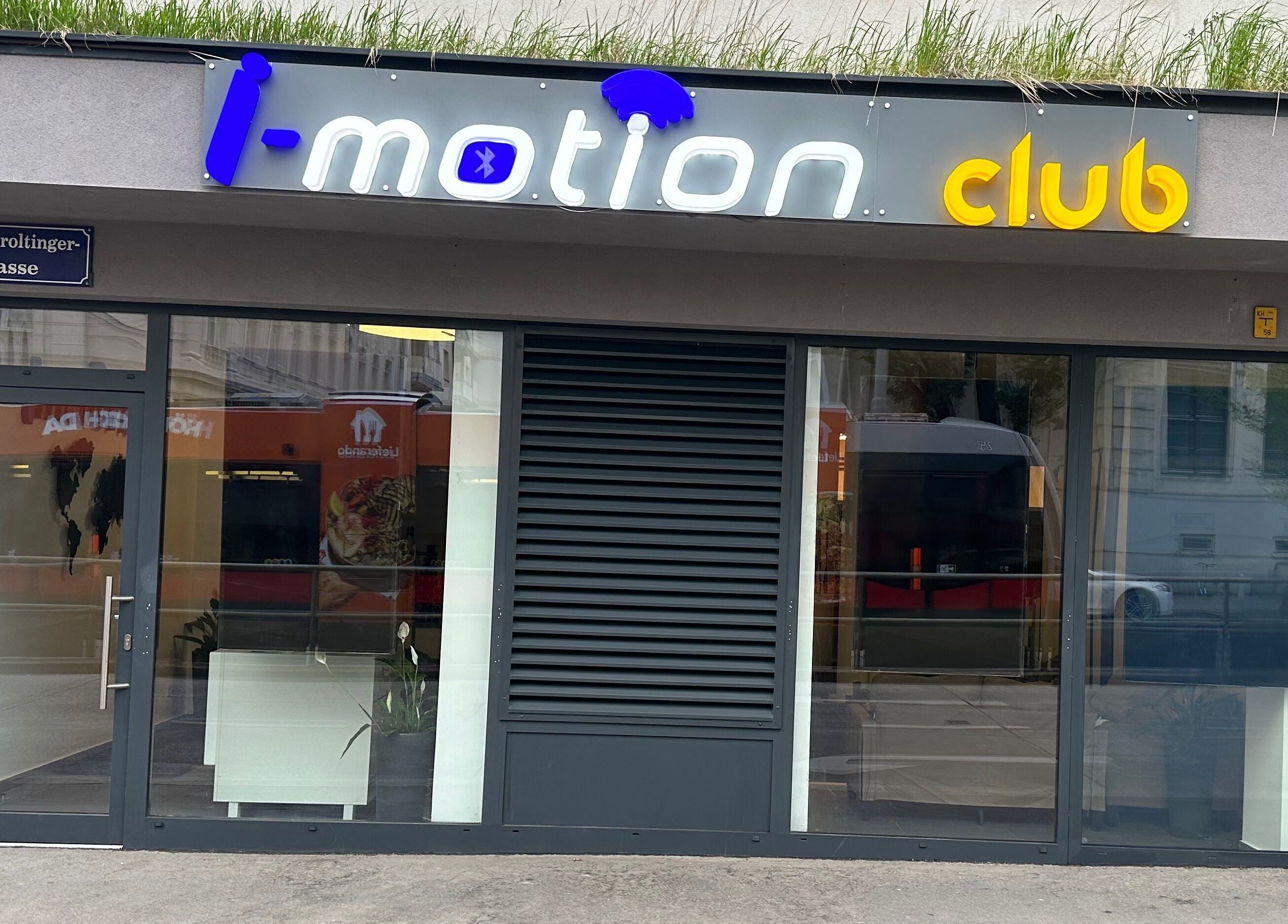 Moderner Eingang von Pro Icon EMS (I-Motion Club) in Wien, Wien, AT.