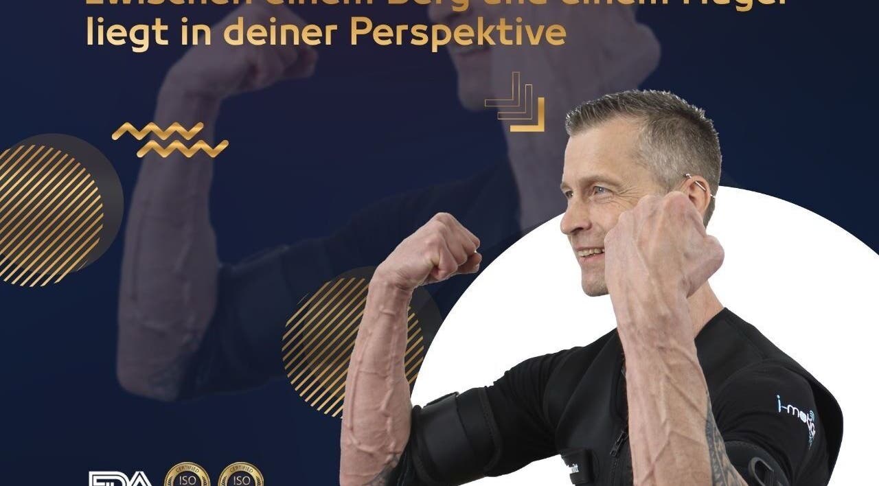 Mann in Trainingskleidung bei Pro Icon EMS (I-Motion Club), Wien, Wien, AT in positiver Pose.