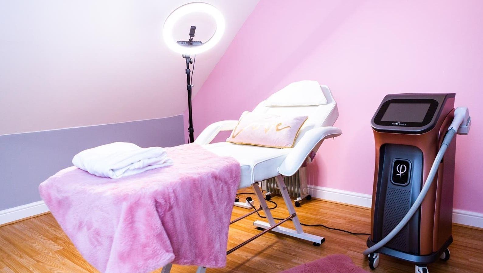 De Luxe Skin and Beauty Clinic in Maidstone, England, GB features a modern treatment room with a pink decor.