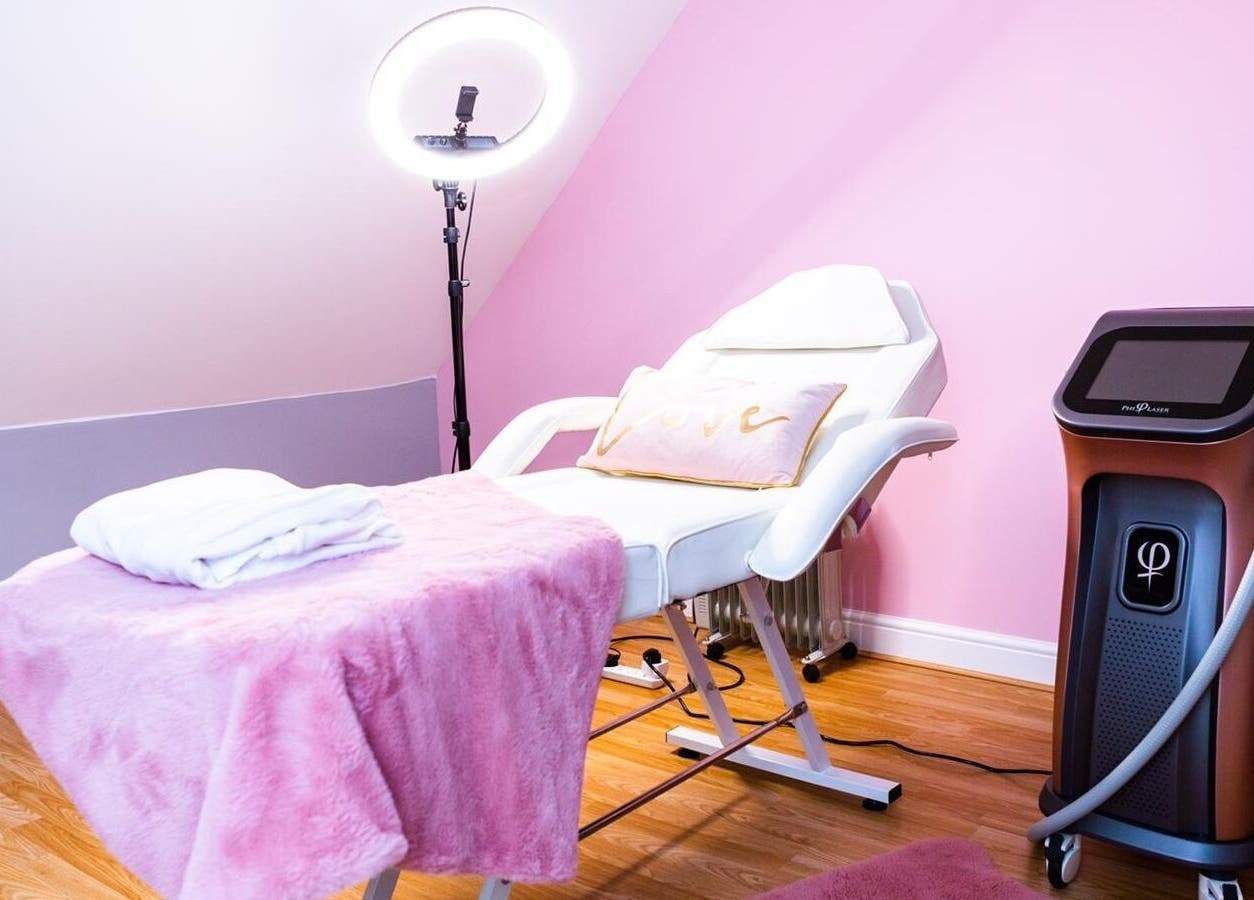 De Luxe Skin and Beauty Clinic in Maidstone, England, GB features a modern treatment room with a pink decor.