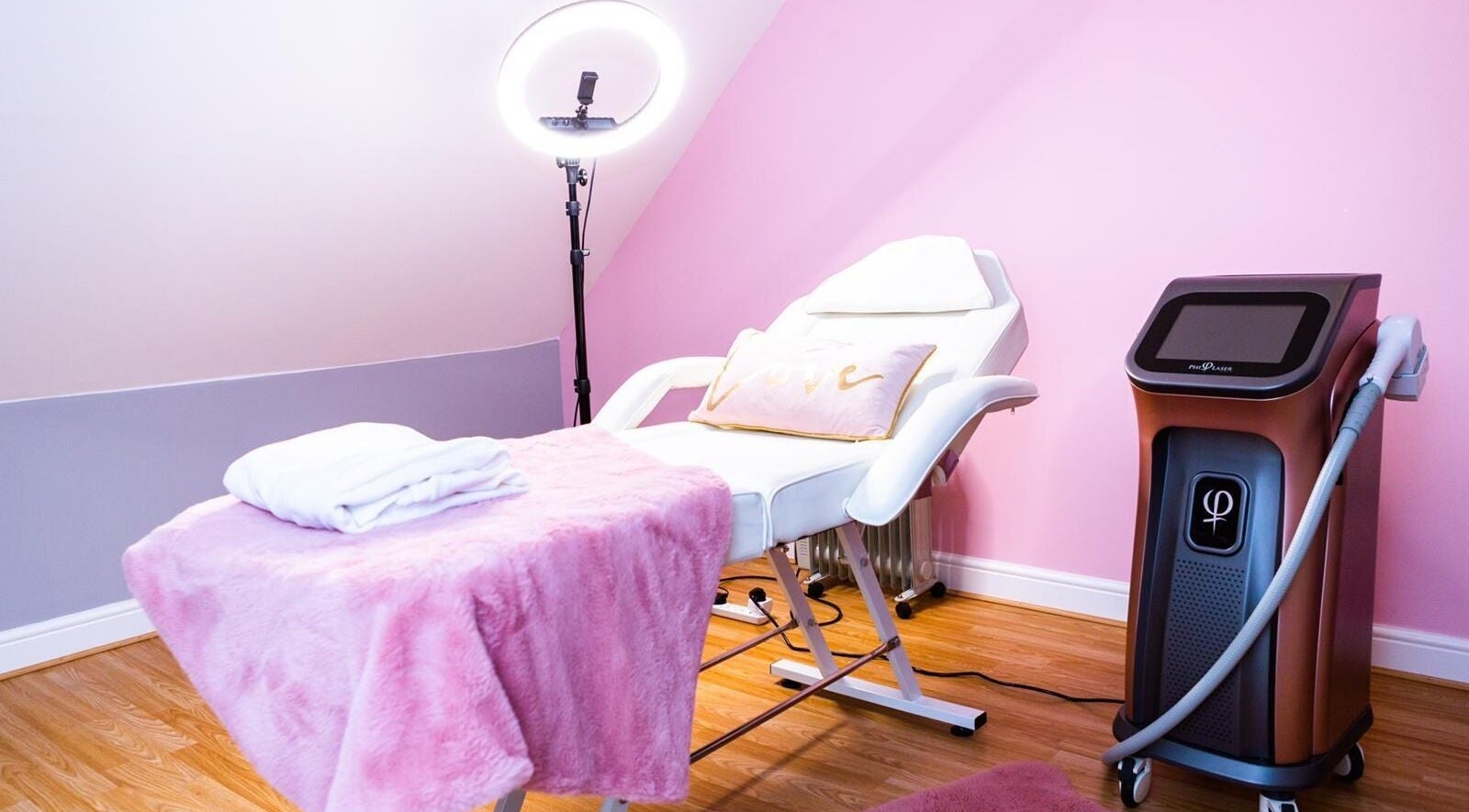De Luxe Skin and Beauty Clinic in Maidstone, England, GB features a modern treatment room with a pink decor.