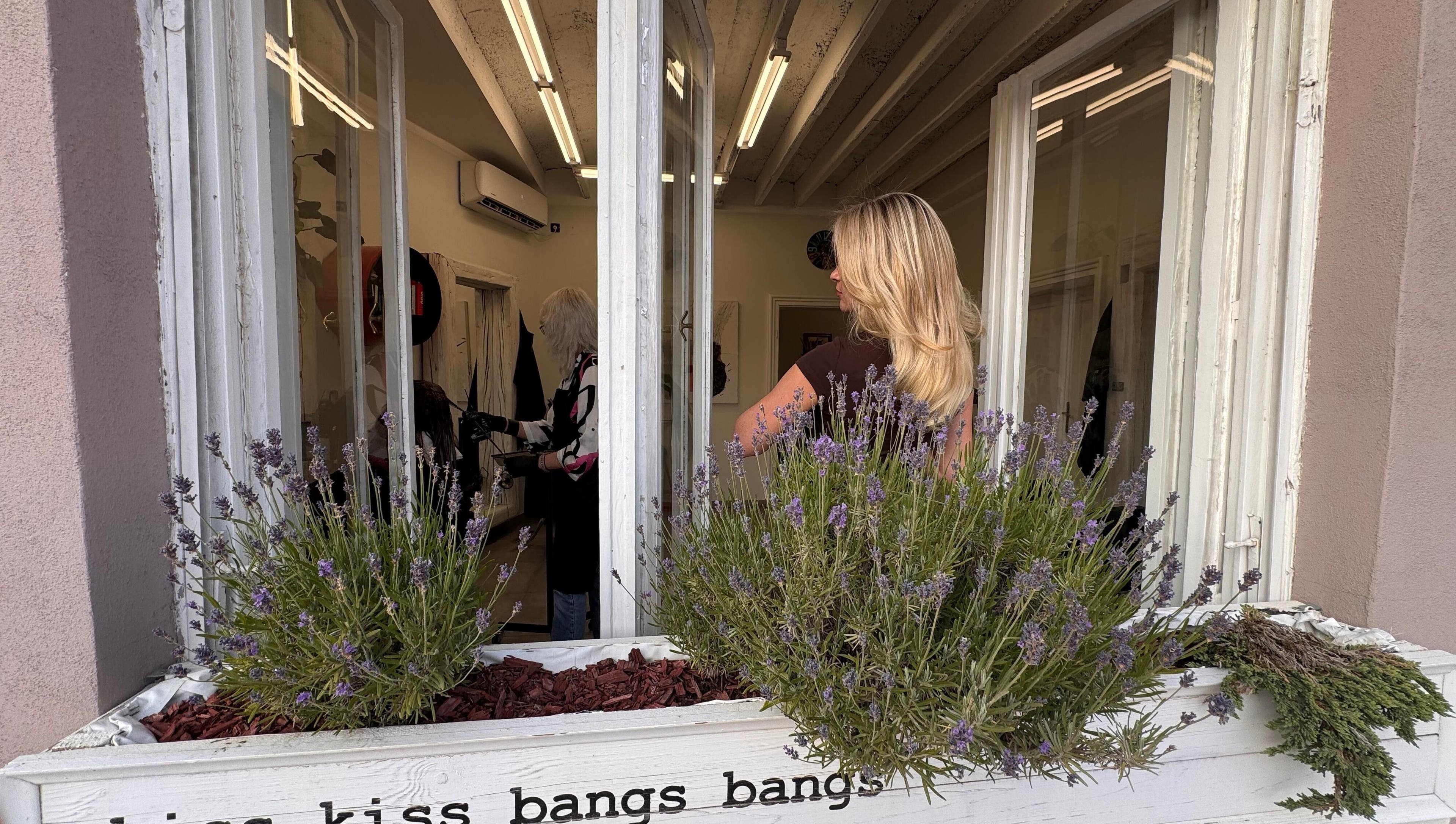 Prozor s pogledom na salon Kiss kiss bangs bangs, Нови Сад, Војводина, RS, uz lavandu.
