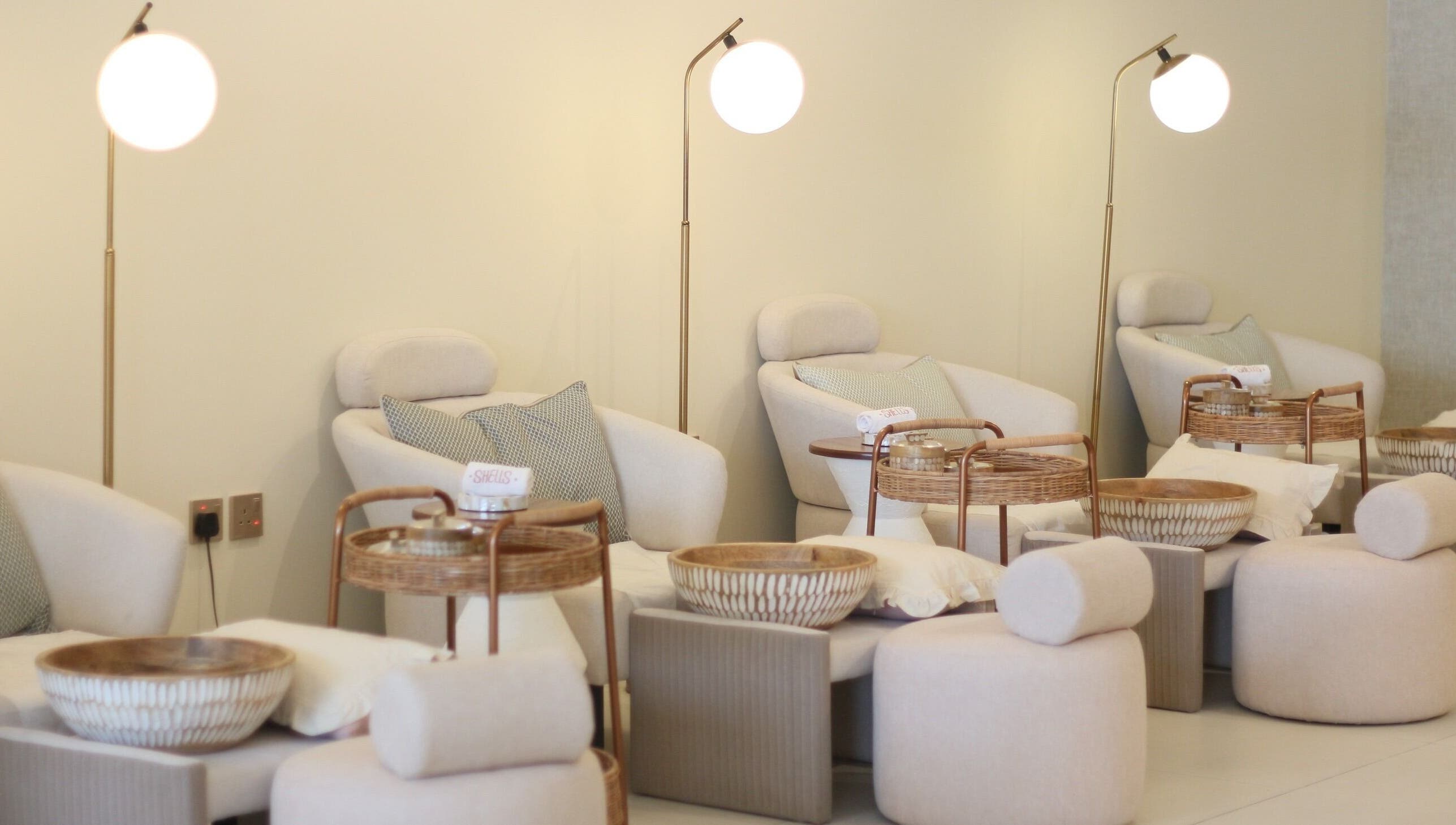 Relaxing seating area at Shells Spa | أصداف سبا in الرياض, منطقة الرياض, SA with elegant decor.