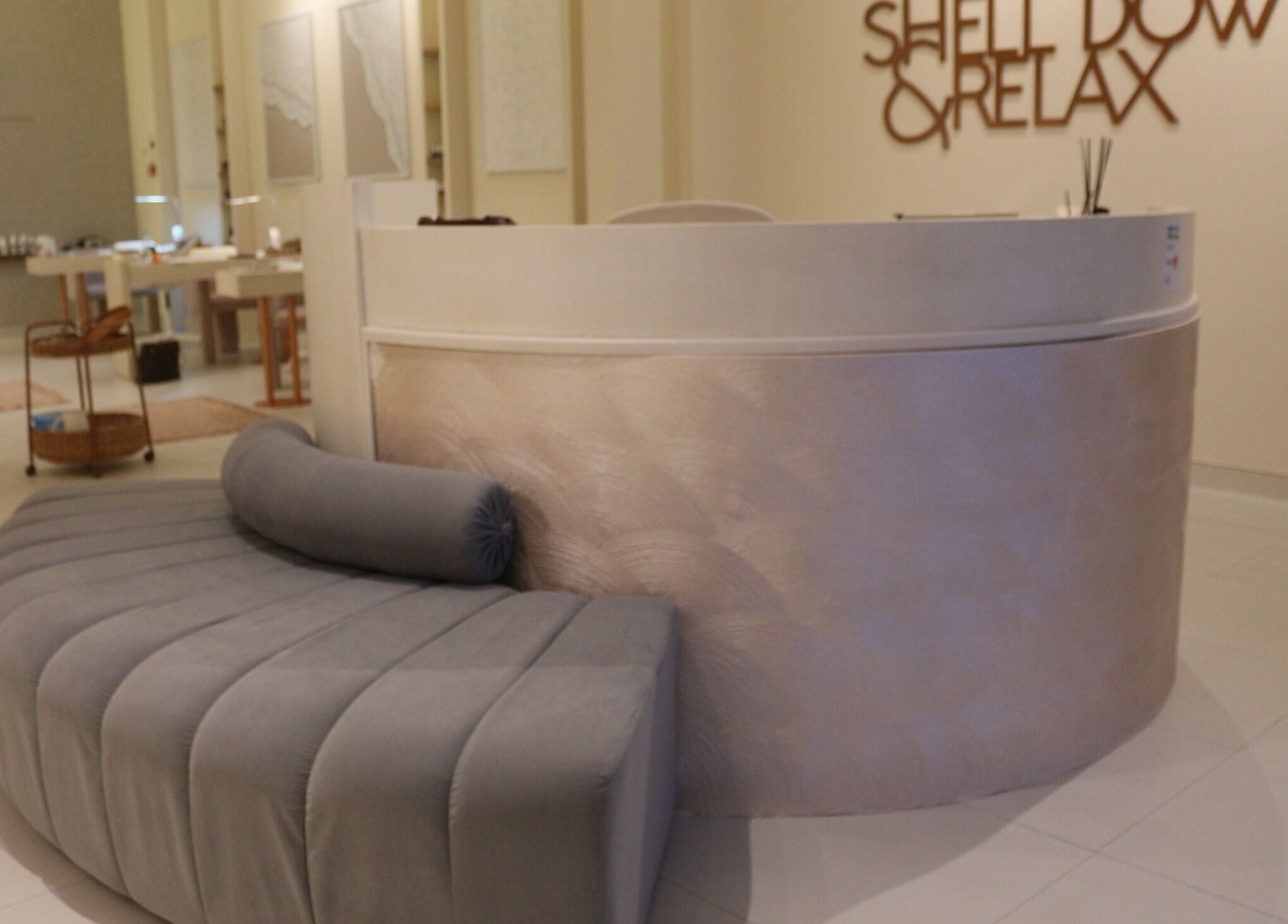 Elegant reception area at Shells spa | أصداف سبا in الرياض, منطقة الرياض, SA featuring plush seating.