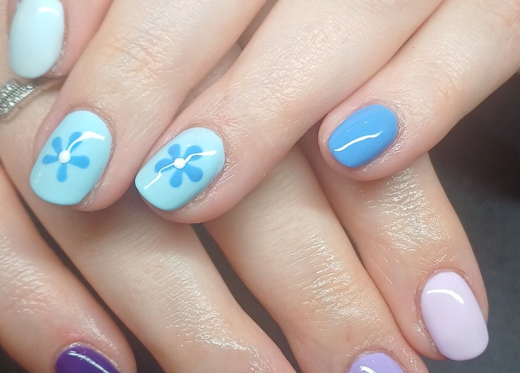 Floral nail art design at I CAN be nail bar in Kimberley, Northern Cape, ZA. Pastel blue and purple manicure.