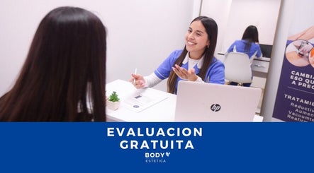 Consulta gratuita en Body Estética Integral, Villa Alemana, Valparaíso, CL, con especialista sonriendo.