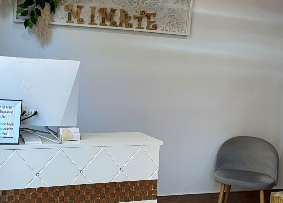 Recepción elegante en Mimate Studio, Alacuás, Comunidad Valenciana, ES, con silla y decoración acogedora.