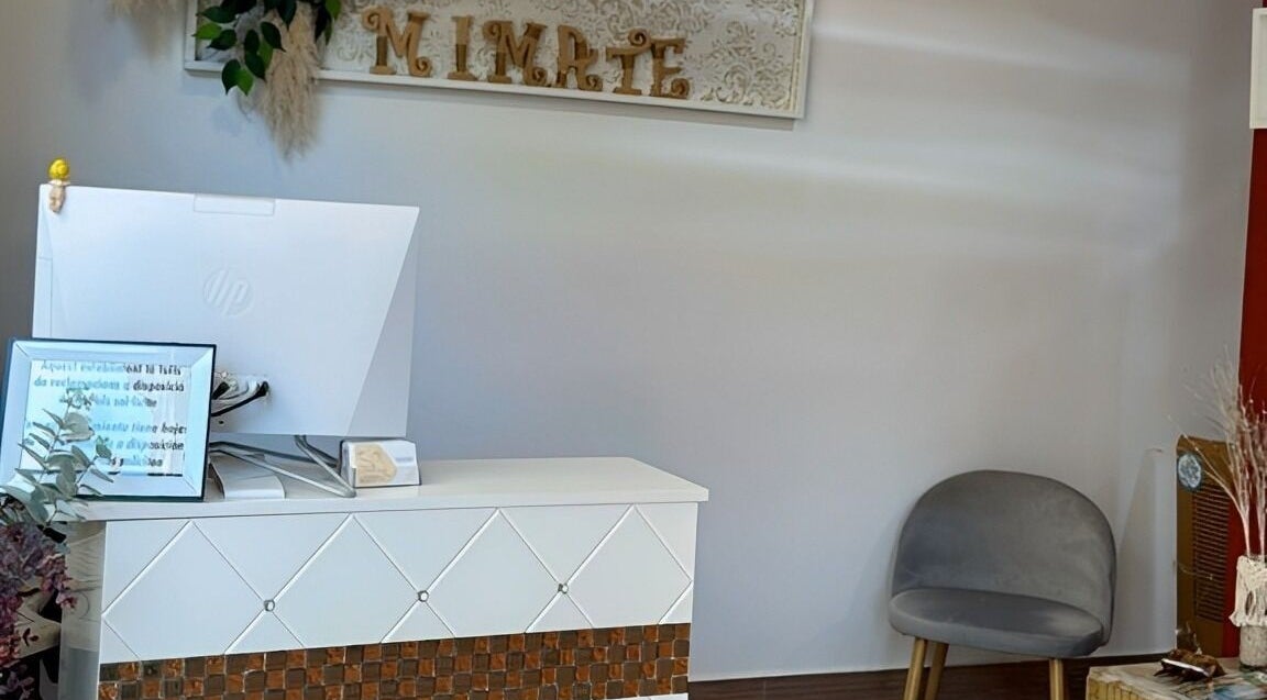 Recepción elegante en Mimate Studio, Alacuás, Comunidad Valenciana, ES, con silla y decoración acogedora.