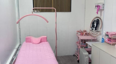 Cozy pink beauty room at Matylashes and Beauty, London, England, GB, perfect for relaxation and treatments.