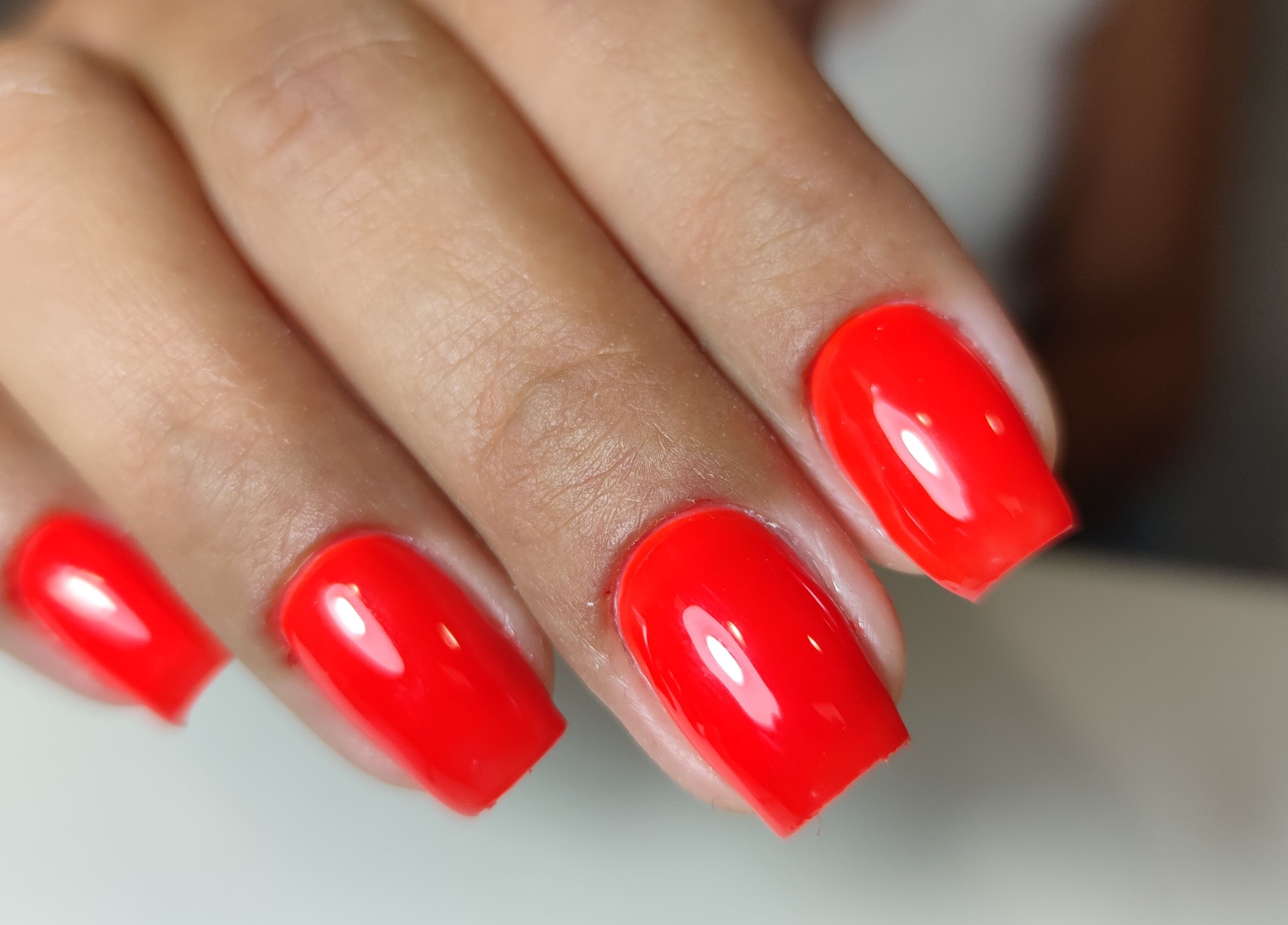 Bright red manicured nails at Oksi Nails Pärnu, located in Pärnu, Pärnu Maakond, EE.