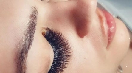 Profesjonalne przedłużanie rzęs w Crystal Beauty, London, England, GB przedstawione na zbliżeniu.