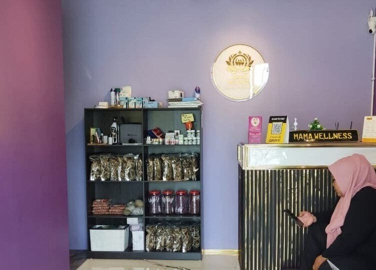 Reception area of Khawla Medispa (Mama Wellness) in Simpang Ampat, Pulau Pinang, MY with a seated customer.