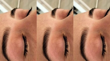 Expertly shaped eyebrows at Zahli Brows in Palmview, Queensland, AU showcasing fine brow design.