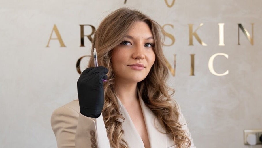 Expert showcasing beauty technique at InBeauty | Iuliana Aesthetics, Writtle, England, GB.