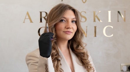 Expert showcasing beauty technique at InBeauty | Iuliana Aesthetics, Writtle, England, GB.
