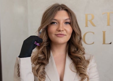 Expert at InBeauty | Iuliana Aesthetics, Writtle, England demonstrates aesthetic treatment.