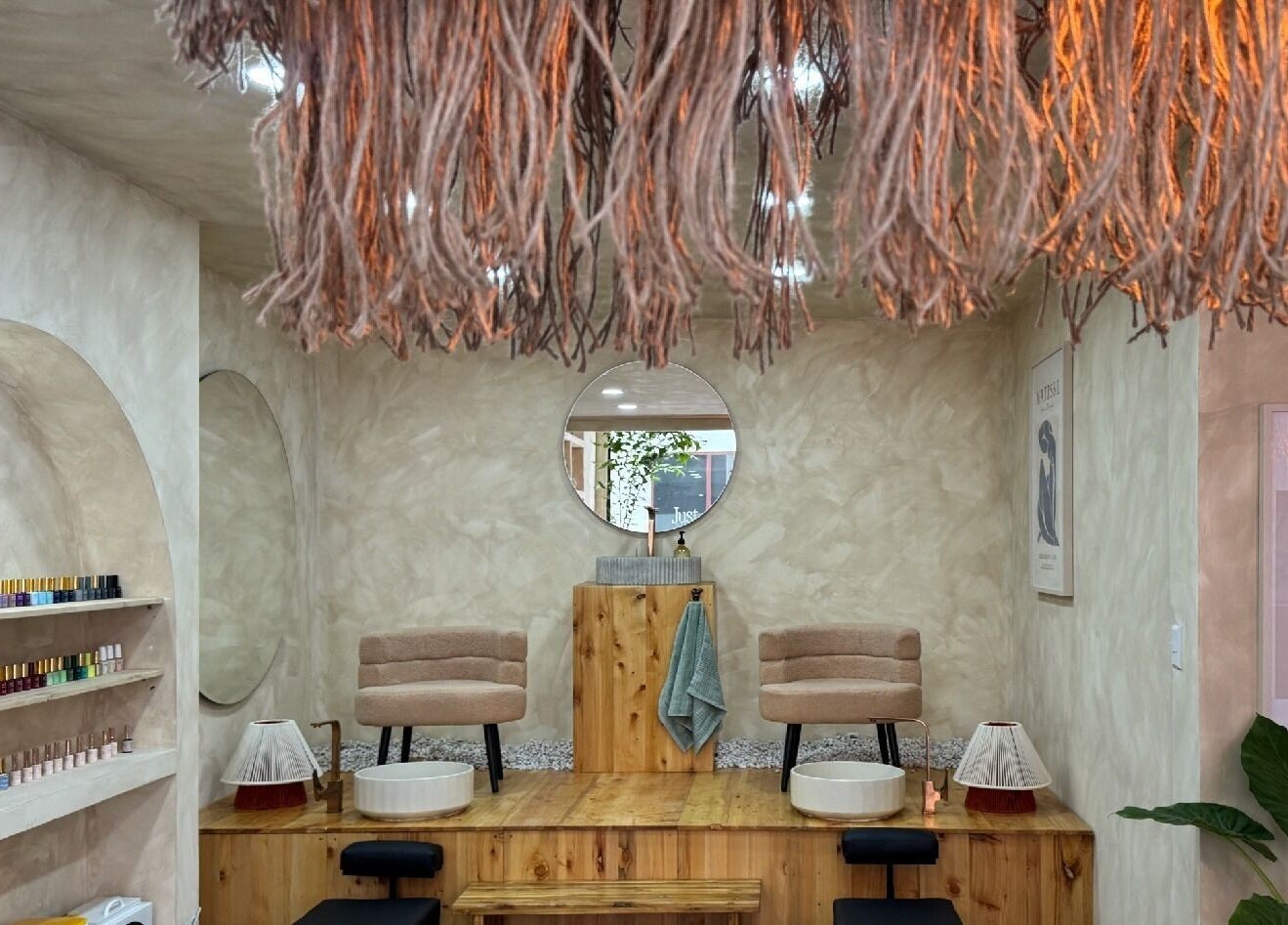 Salón acogedor en Calista Z16, Ciudad De Guatemala, Guatemala, GT, con decoración elegante y colores cálidos.