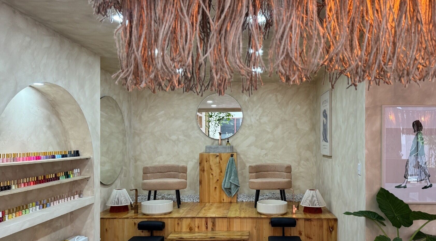 Salón acogedor en Calista Z16, Ciudad De Guatemala, Guatemala, GT, con decoración elegante y colores cálidos.