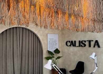 Interior moderno de Calista Z16 en Ciudad De Guatemala, Guatemala, GT, con decoración elegante y lámpara única.