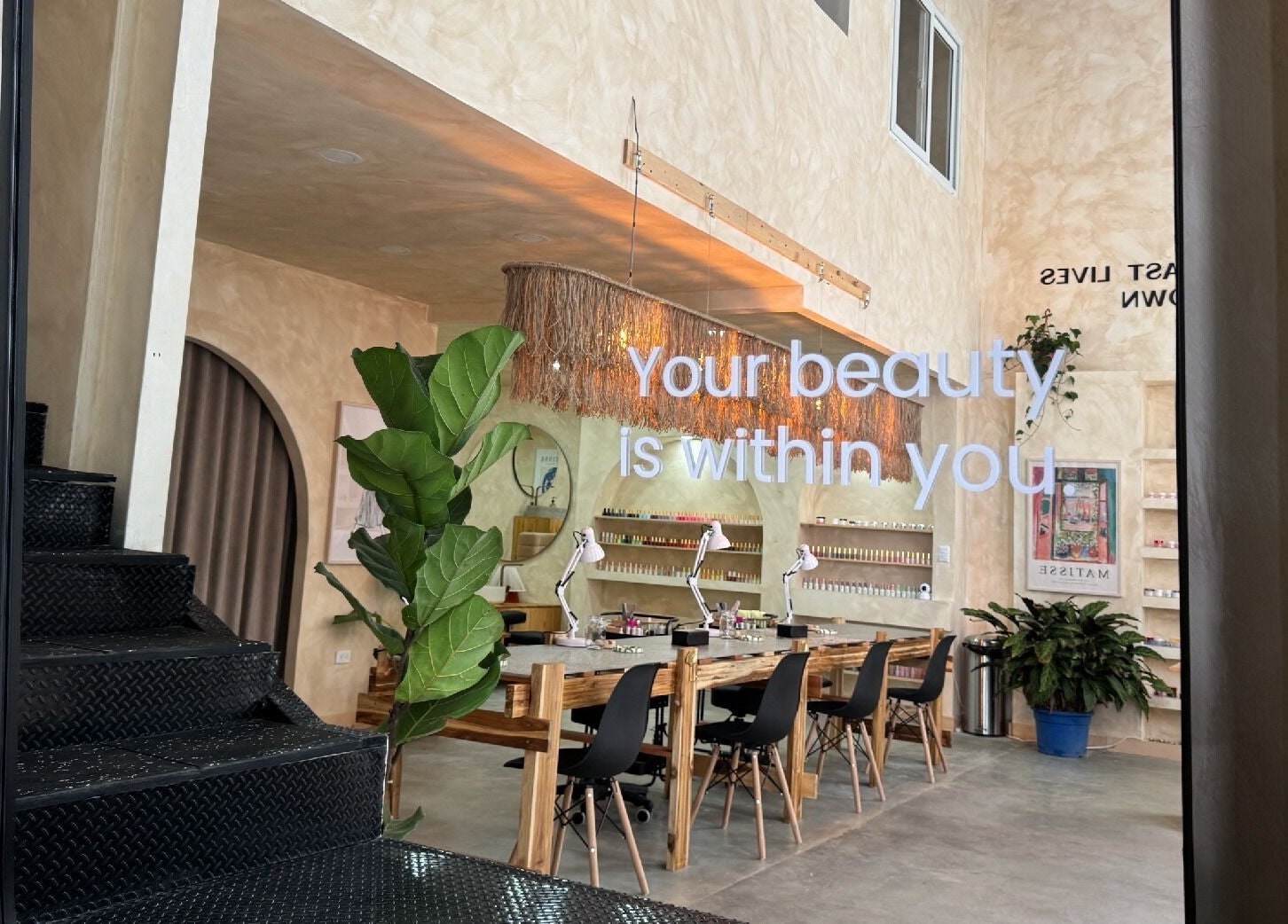 Interior del salón Calista Z16 en Ciudad De Guatemala, Guatemala, GT, con decoración moderna y acogedora.