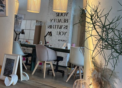 Interior elegante de Calista Z14, Ciudad De Guatemala, con sillas modernas y decoración minimalista.