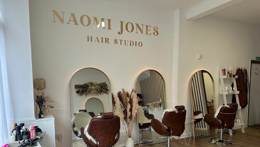 Naomi Jones Hair Studio slika 1