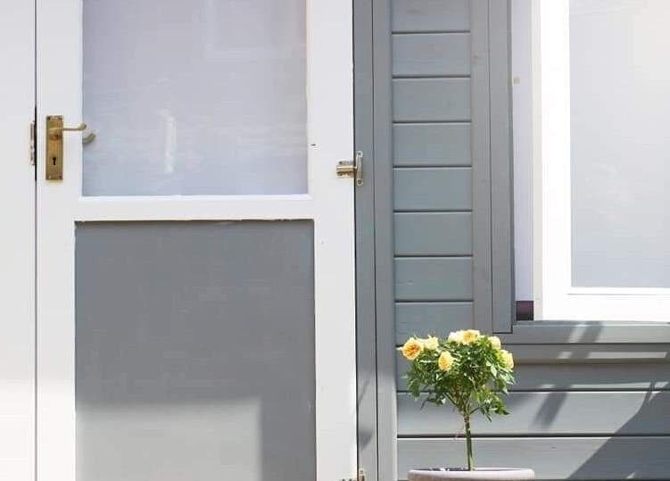 Bright entrance with flowers at Nat-Rural Retreat in Vigo, England, GB, showcasing elegance and tranquility.